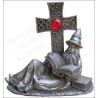 Figurina mago in peltro – Mago allungato che legge al piede di una croce