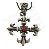 Ciondolo croce – Croce con punte fiore di giglio – Gemma rossa